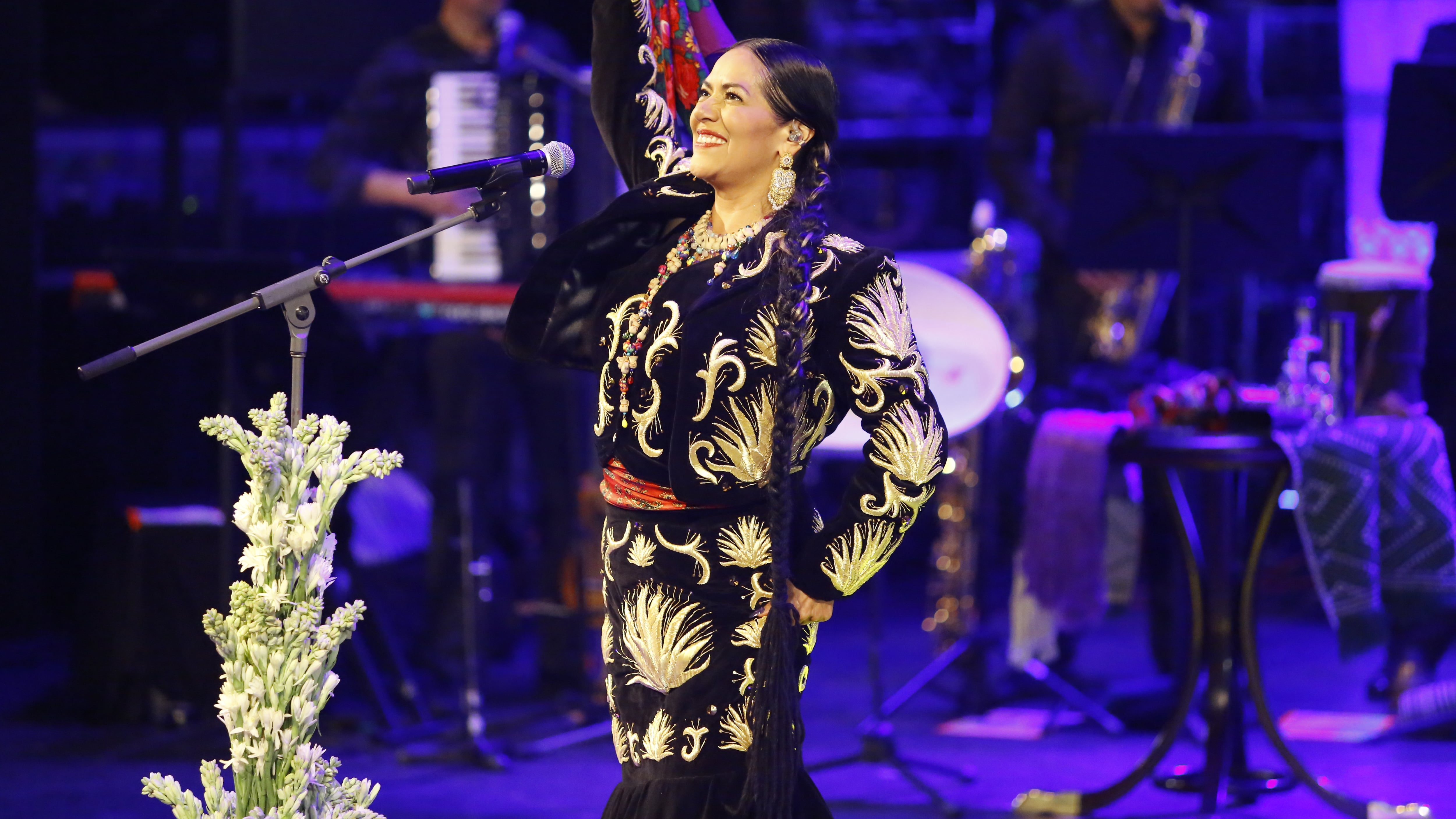 La antropóloga, cantante y compositora ganadora de 6 Premios Latin Grammy y 1 Premio Grammy presenta una propuesta en directo desde el Palacio de Bellas Artes.