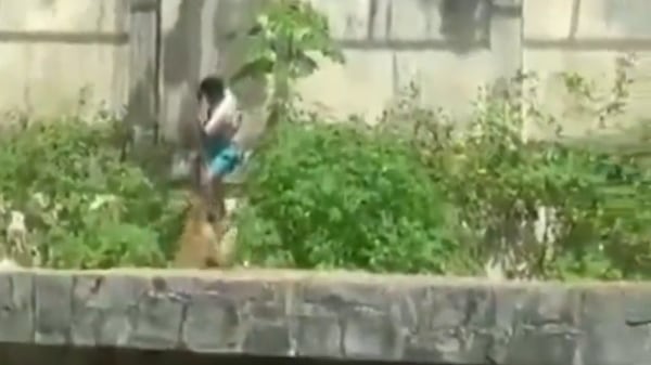 El hombre trepó por uno de los muros pasando las líneas de seguridad. Foto: RRSS