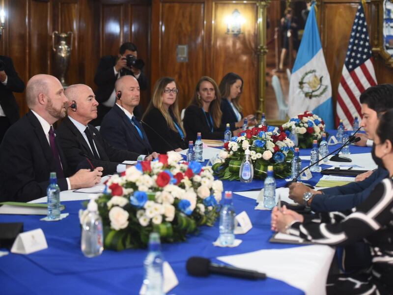 Giammattei recibe al secretario de Seguridad Nacional de EEUU, Alejandro Mayorkas