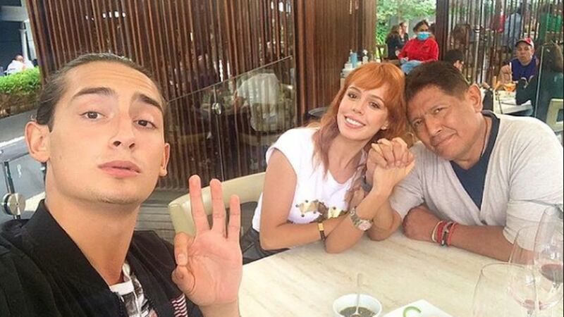 Así fue el apasionado beso de Emilio Osorio con la novia de su papá