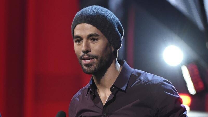 Le llueven críticas a Enrique Iglesias por tocar parte íntima de una corista
