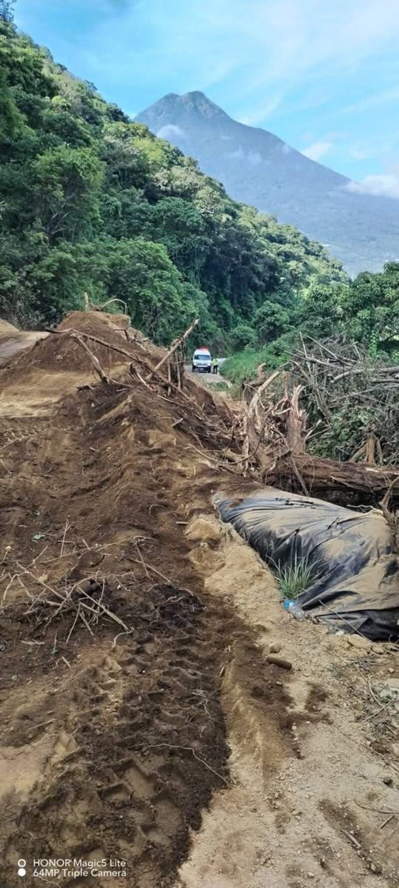 Derrumbe se registra en ruta municipal San Cristóbal El Alto, Antigua Guatemala, Sacatepéquez.