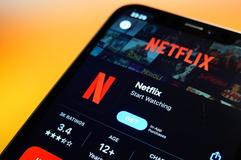 Netflix incorporará anuncios en su plan básico.