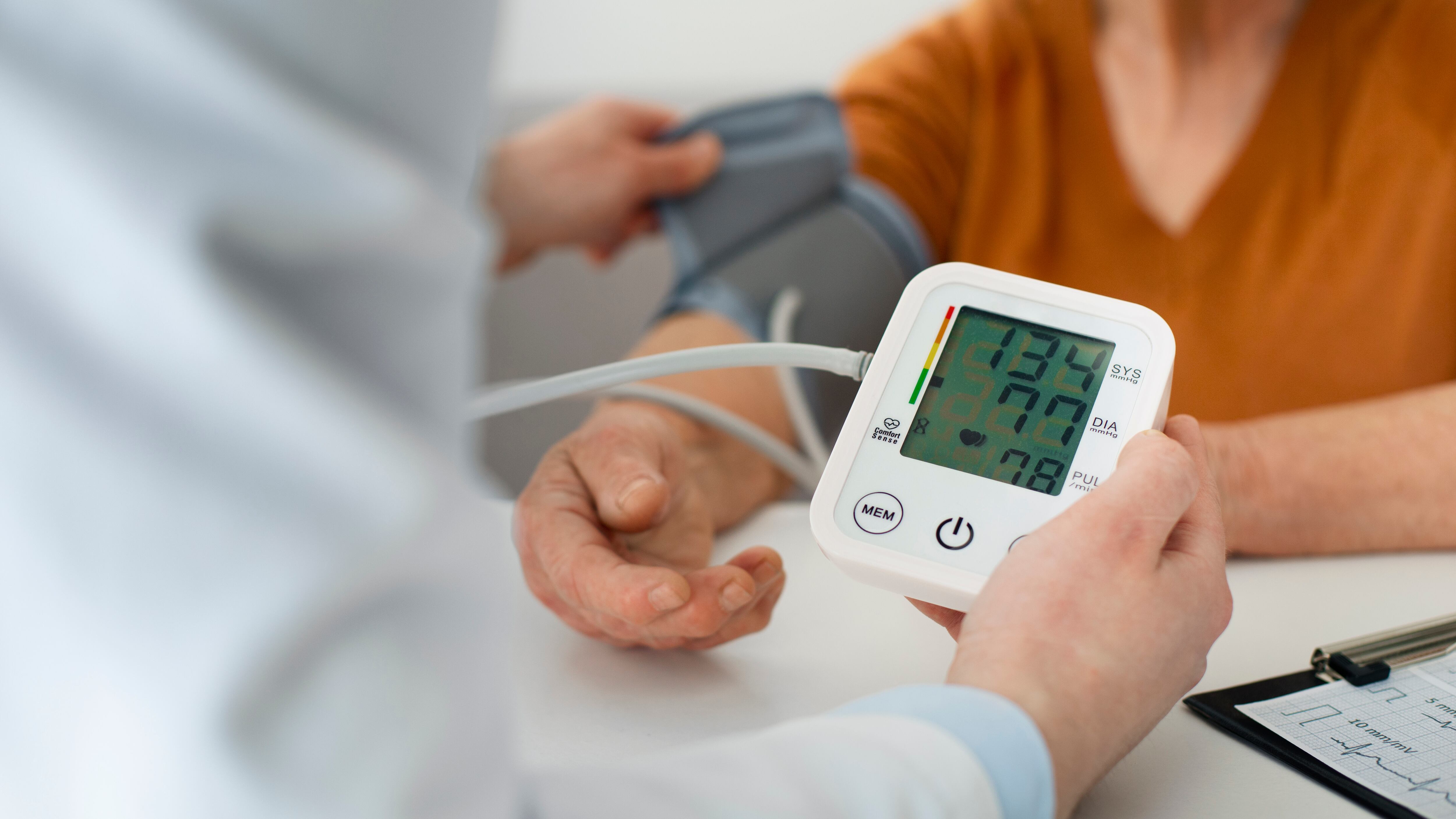 La hipertensión o hipertensión arterial, es el término que se emplea para definir el padecimiento médico que consiste en tener la presión arterial alta. Foto: Freepik.