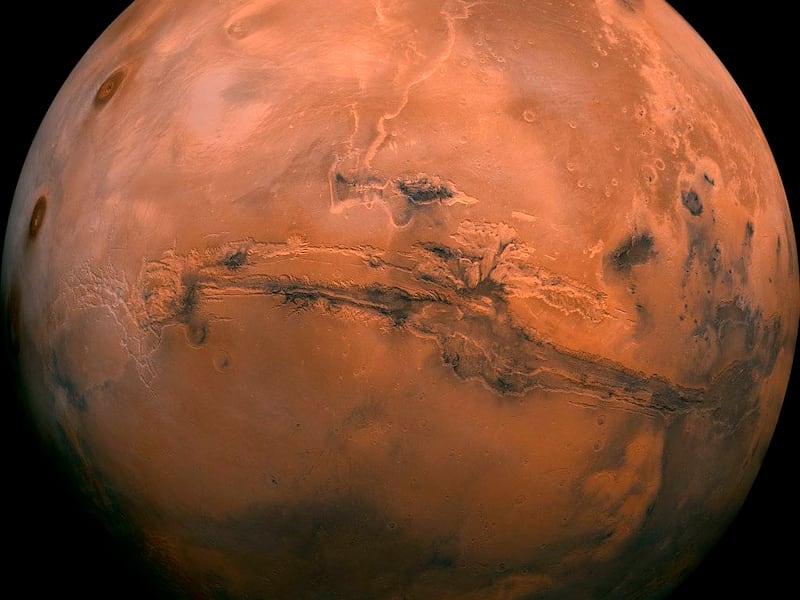 Descubren depósito de agua en Marte