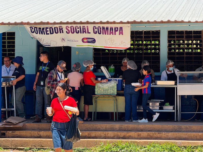 Este fin de semana llevaron alimentos a vecinos afectados en Comapa y Zapotitlán.