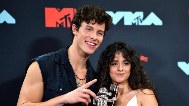 Shawn Mendes y Camila Cabello publican candente beso y fans critican cómo lo hacen