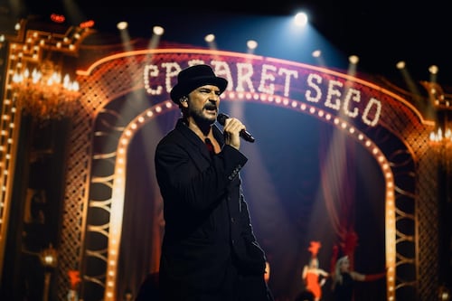 Ricardo Arjona presume camiseta de la Selección de Guatemala en pleno show