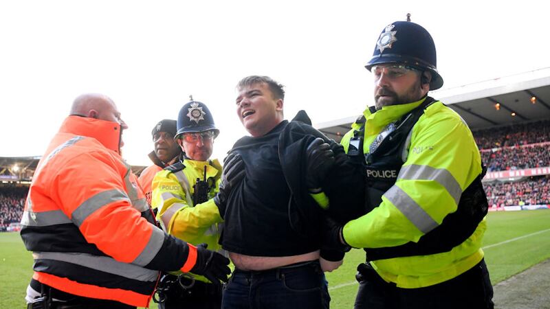 VIDEO. Aficionado violento ataca a golpes a jugador del Nottingham