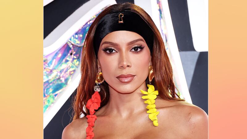 Anitta llega a los VMAs en vestido transparente que apenas cubre sus zonas prohibidas