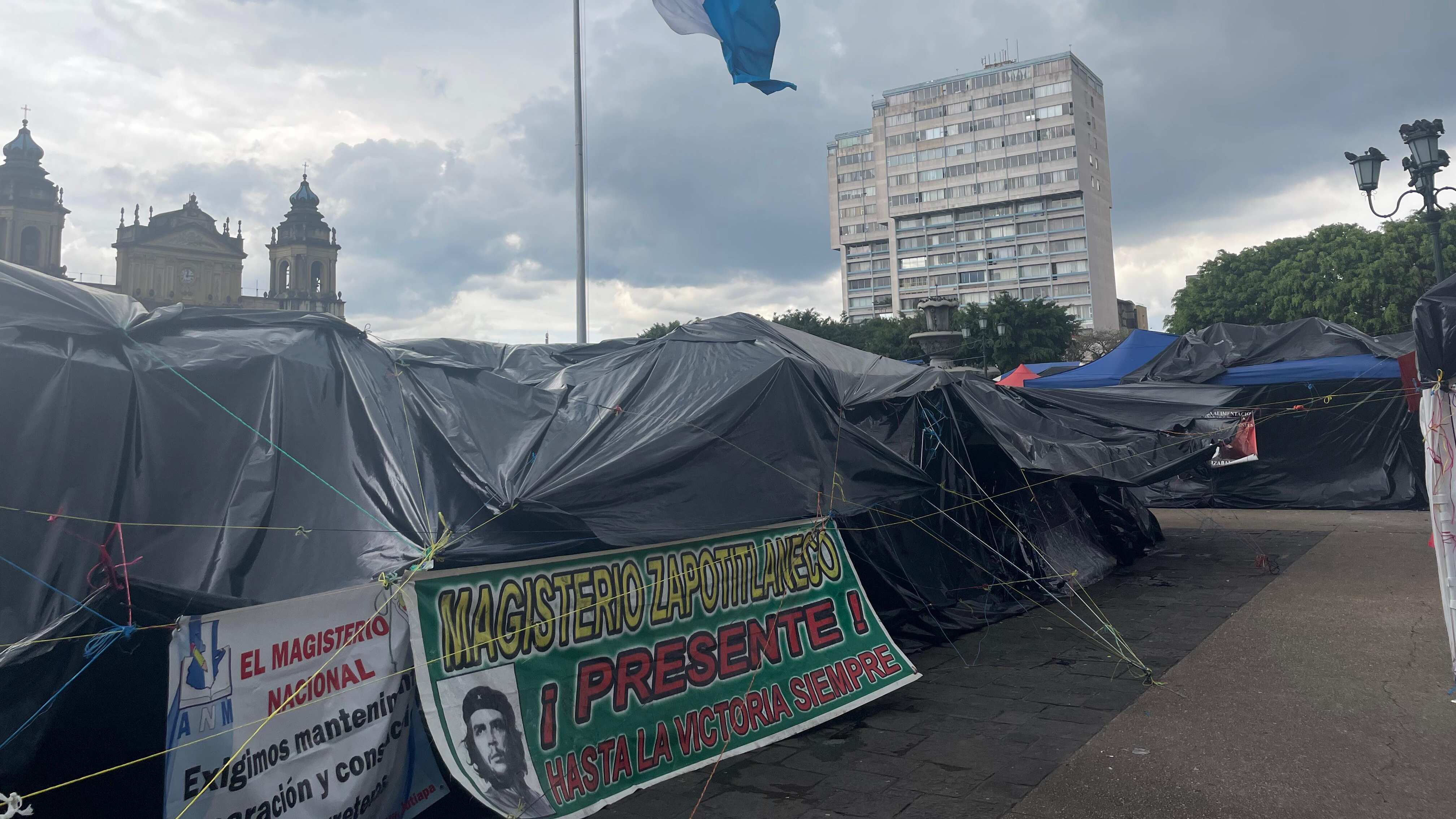 Sentencia de juzgado ordena a los docentes que permanecen en la Plaza de la Constitución, restablecer las clases en 48 horas. Foto: Andrés Pacheco.