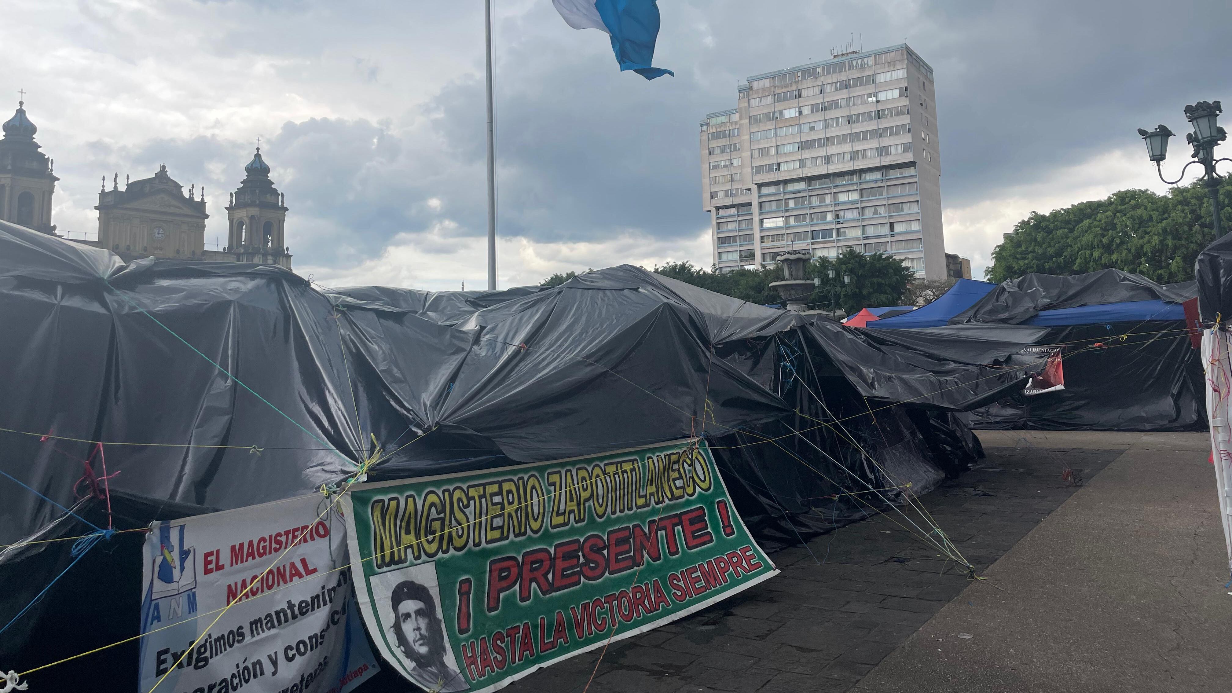 Sentencia de juzgado ordena a los docentes que permanecen en la Plaza de la Constitución, restablecer las clases en 48 horas. Foto: Andrés Pacheco.