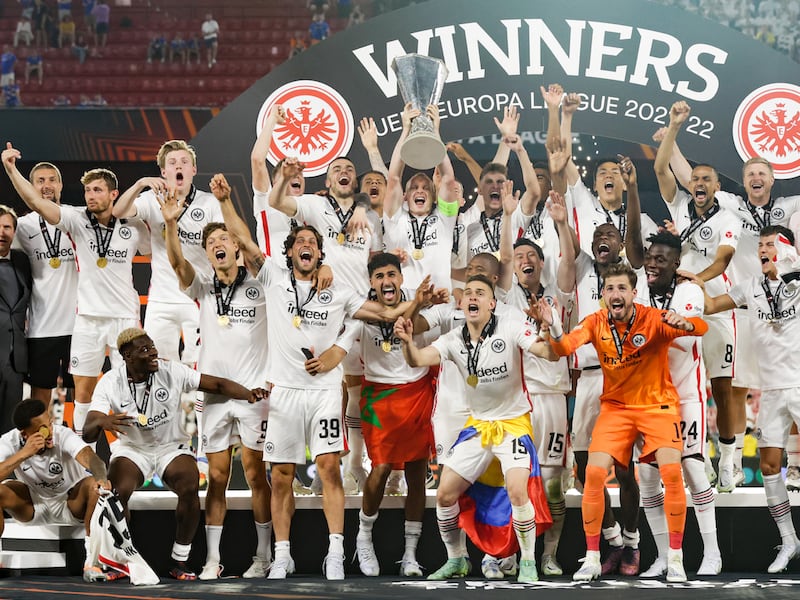 VIDEO. Frankfurt gana la Europa League de la mano de Santos Borré