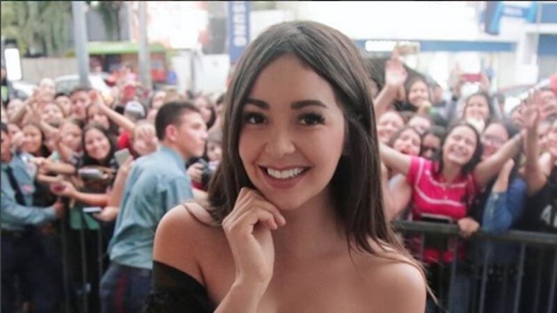 La youtuber Caeli imita a Yanet García y muestra su trasero en diminuto bikini