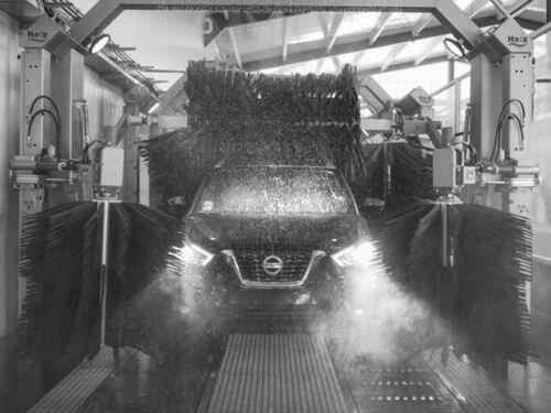 Captan a un fantasma en un autolavado de carros, el rostro es espeluznante