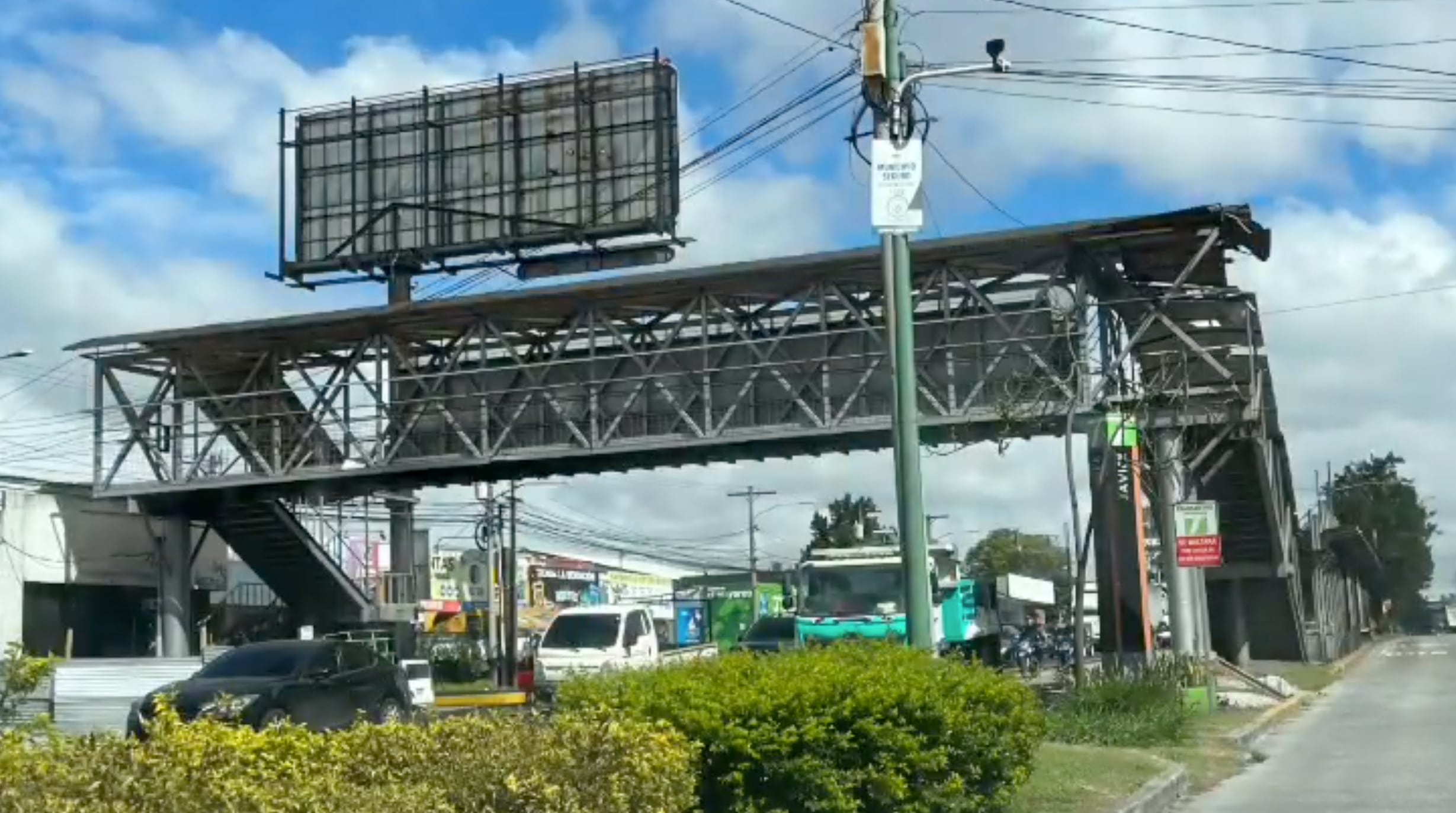 Cierran calzada Raúl Aguilar Batres por colocación de pasarela peatonal