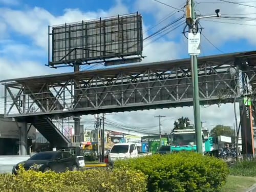 Comienzan a colocar pasarela peatonal en la Calzada Raúl Aguilar Batres