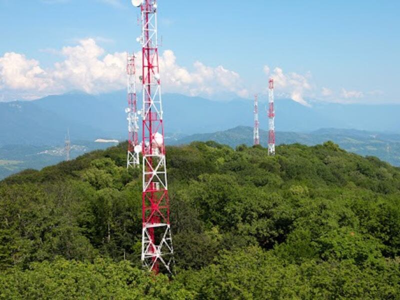 Cinco comunidades en Petén sin servicio de telecomunicaciones; la torres fueron retiradas