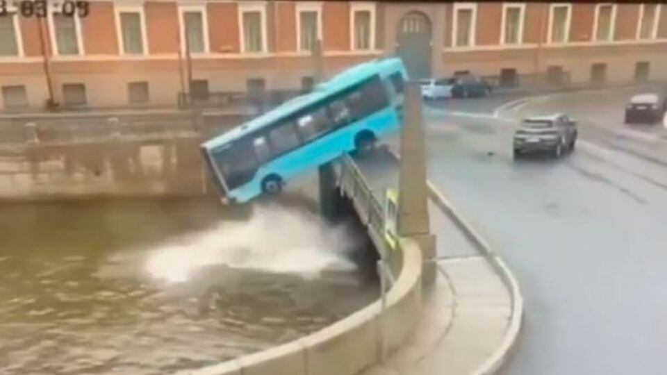 Fuerte caída de un autobús de pasajeros en río de San Petersburgo