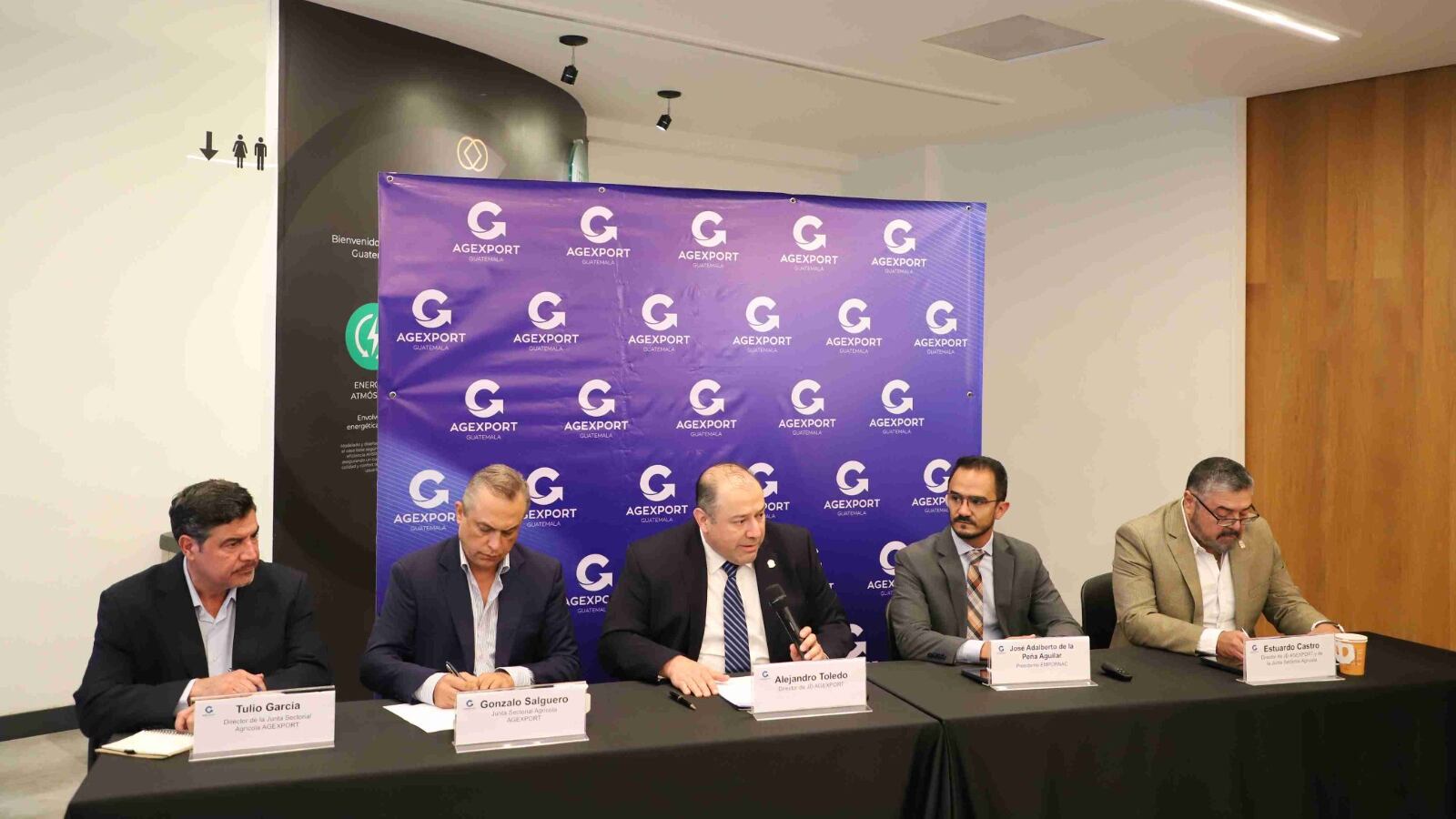 Directivos de la Agexport detalla que algunas navieras cobran 200 dólares de recargo por contenedor.