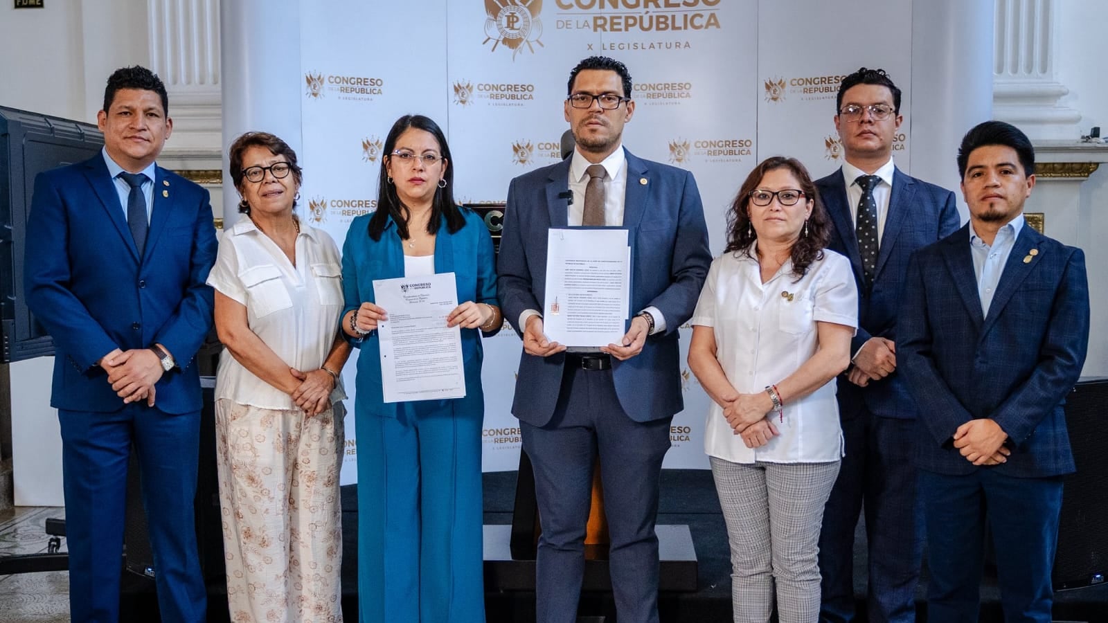 La bancada presentó el amparo. Foto: DCA