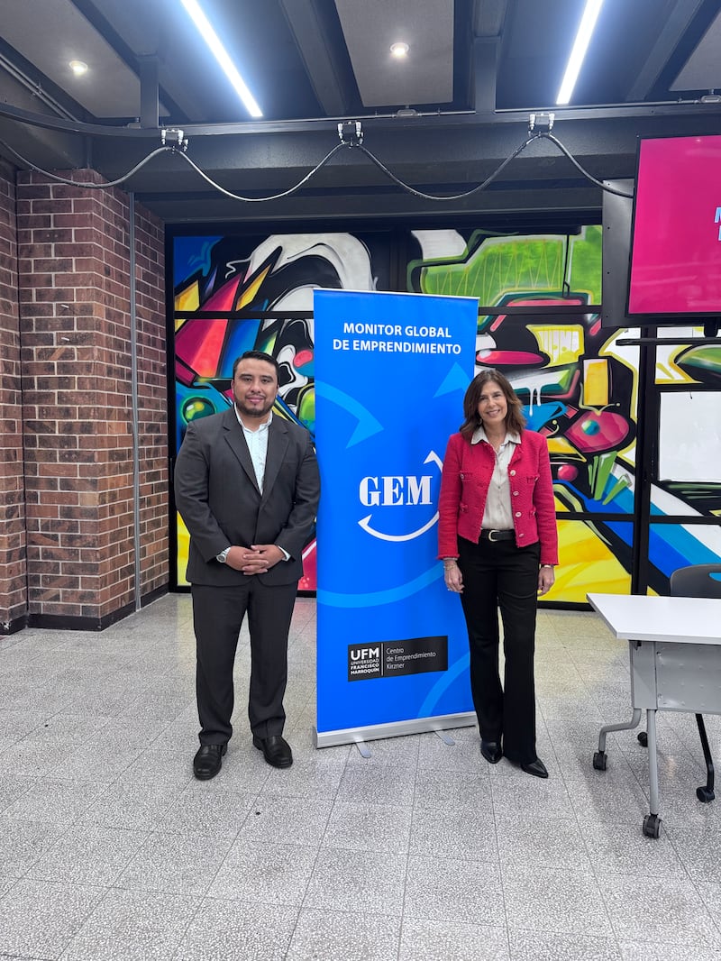Mónica de Zelaya, decana de la Facultad de Ciencias Económicas de la UFM, junto con David Casasola, director de investigación del proyecto GEM.