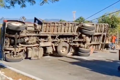 Retiran camión de carga que volcó en el bulevar Los Reformadores en Villanueva