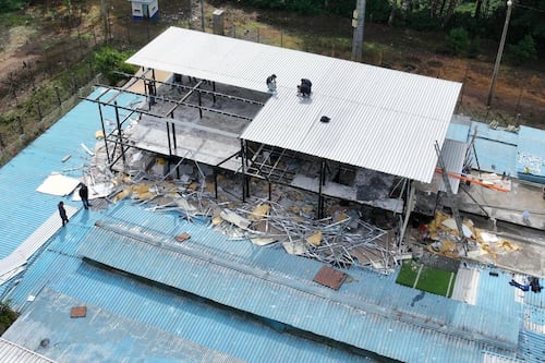 Video. Derriban apartamentos construidos por pandilleros en Pavoncito