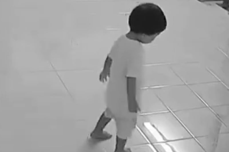 Video. Cámara capta a niño siendo elevado por los aires mientras jugaba solo