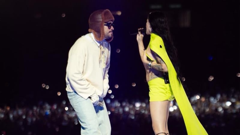 Bad Bunny y Cazzu se reencuentran en pleno concierto