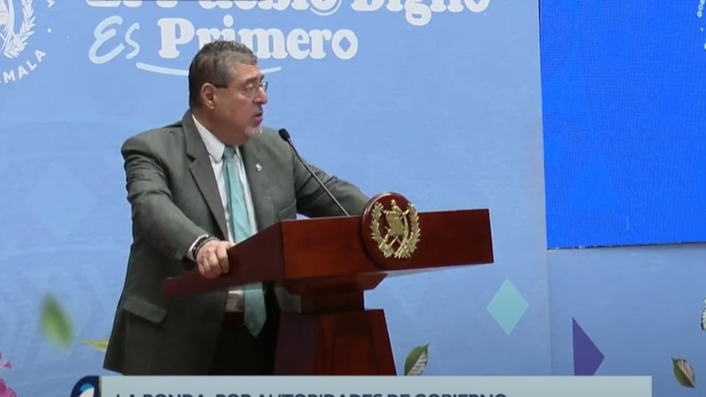 El presidente Bernardo Arévalo explica el avance de la reactivación de la red ferroviaria.