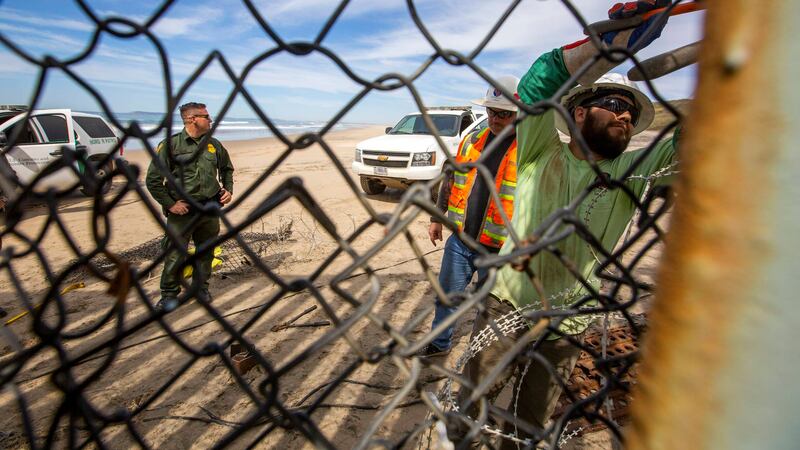 Protestas en estación migratoria de México tras fuga de cientos de indocumentados