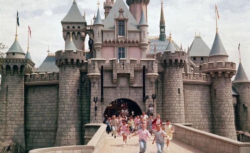 Calles sin terminar, atracciones nuevas y el sueño de Walt hecho realidad.
¡Han pasado 70 años desde ese día histórico! ¿