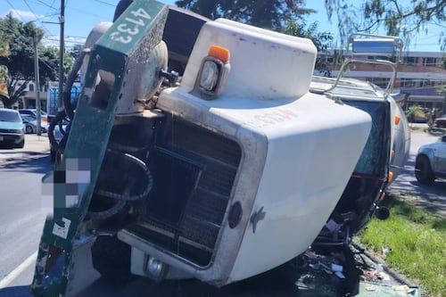 VIDEO. Camión vuelta en el bulevar Balcones, Mixco