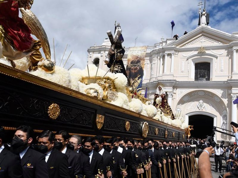 El nazareno dominico sale en procesión tras dos años de ausencia