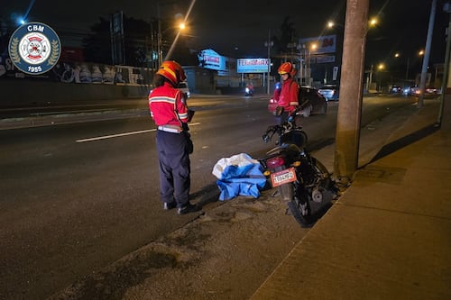 Motociclista fallece tras colisionar con poste