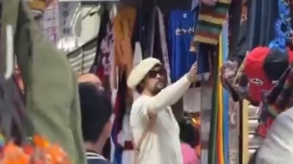 El actor fue visto observando artesanías. Foto: RRSS