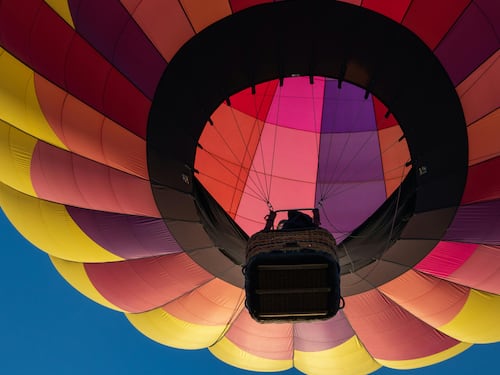 Tragedia en Brasil: globo aerostático se incendia en el aire y muere una familia completa