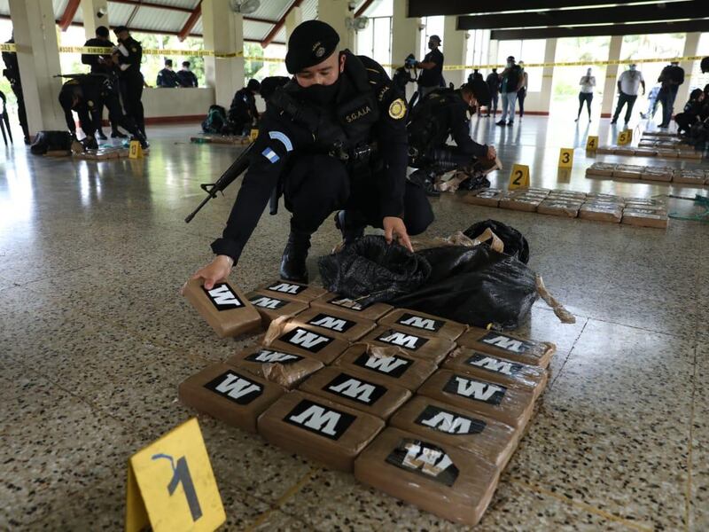 Decomisan más de 300 paquetes con droga en embarcación en el Pacífico