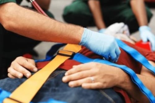 Hombre sufre amputación de dedo al reparar su moto en zona 14