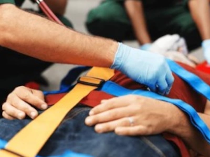 Hombre sufre amputación de dedo al reparar su moto en zona 14