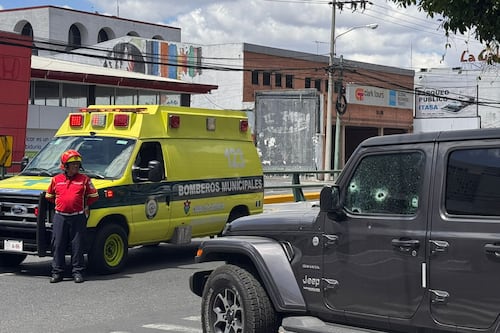 Emboscada carro de lujo zona 9: identifican a hombre muerto y mujer herida