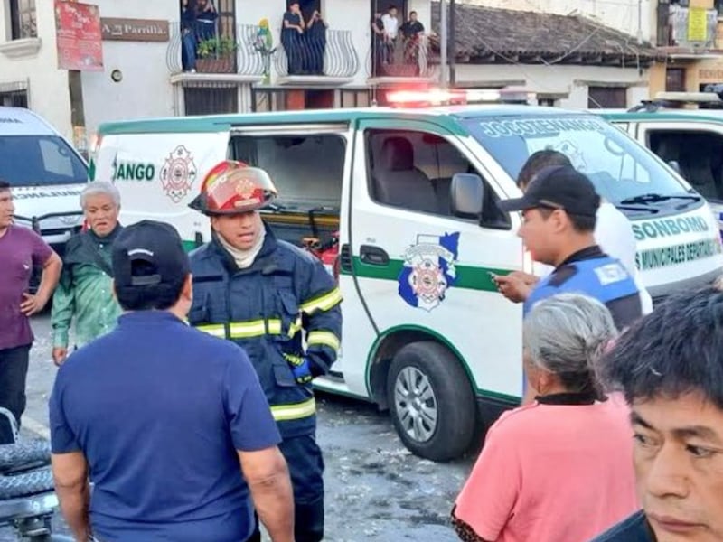 VIDEO. Una persona herida y tres carros con daños tras explosión de pirotecnia en Antigua