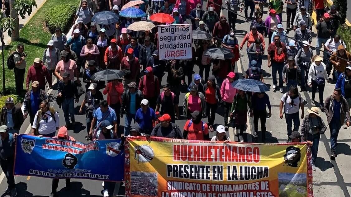 El pasado domingo, caravanas de maestros comenzaron a ingresar a la ciudad y por la noche desalojaron un nuevo campamento en la Plaza de la Constitución. Foto: STEG.