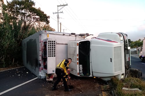 Tráiler vuelca en la peligrosa curva El Chilero