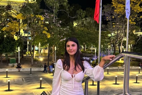 Bukele viraliza a influencer guatemalteca que camina hasta altas horas de la noche en El Salvador