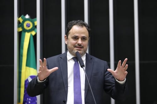 VIDEO. Tenso incidente en la Cámara de Diputados de Brasil cuando la policía se lleva a un funcionario por la fuerza