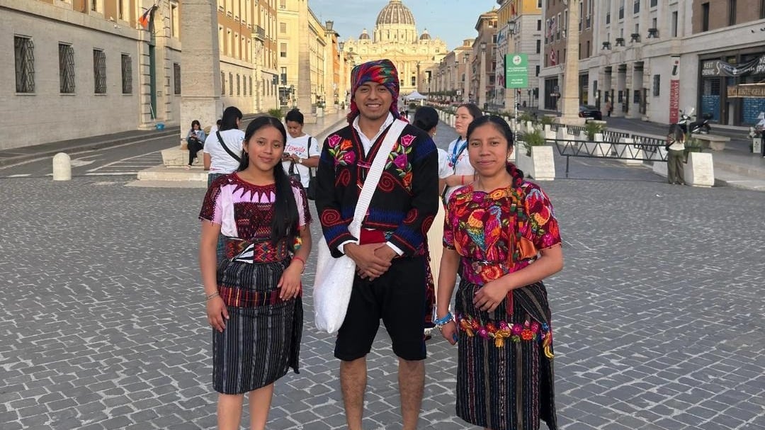 Los jóvenes originarios de Chichicastenango bailaron al ritmo de la marimba en El Vaticano.