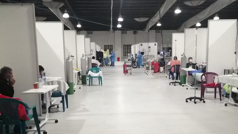 Madre e hijo agradecen los cuidados del personal médico