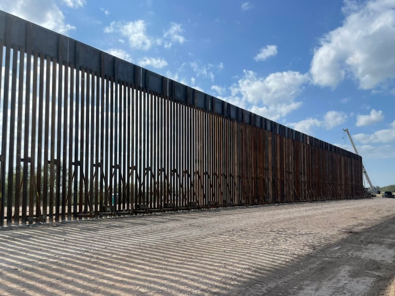 Texas construye su propio muro con enormes barras de acero